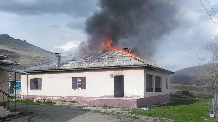 Eşiyle telefonda tartışan kişi, evi yaktı; İtfaiye ekiplerine ‘neden geldiniz’ dedi