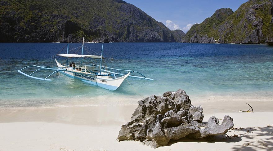 Filipinler'deki Palawan Adası, egzotik doğal yaşamı, pırıl pırıl denizi, saklı koyları, mağaraları ve beyaz kumsallı harika plajları ile dünya turizminde adından bahsettiren bir yer.