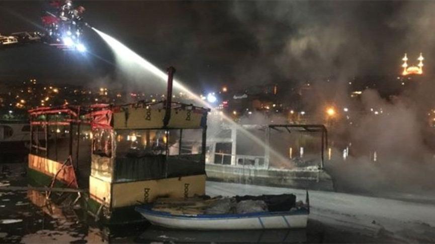 Haliç’te iki tekne alev alev yandı
