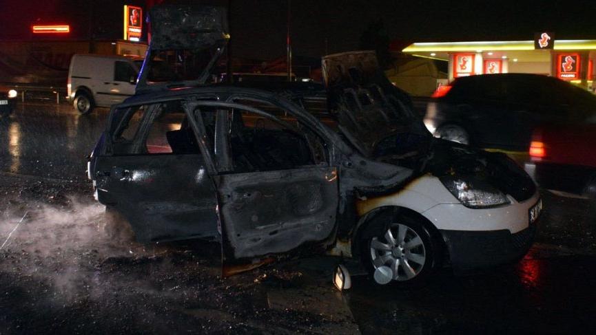 D100’de alev alev yanan araç küle döndü