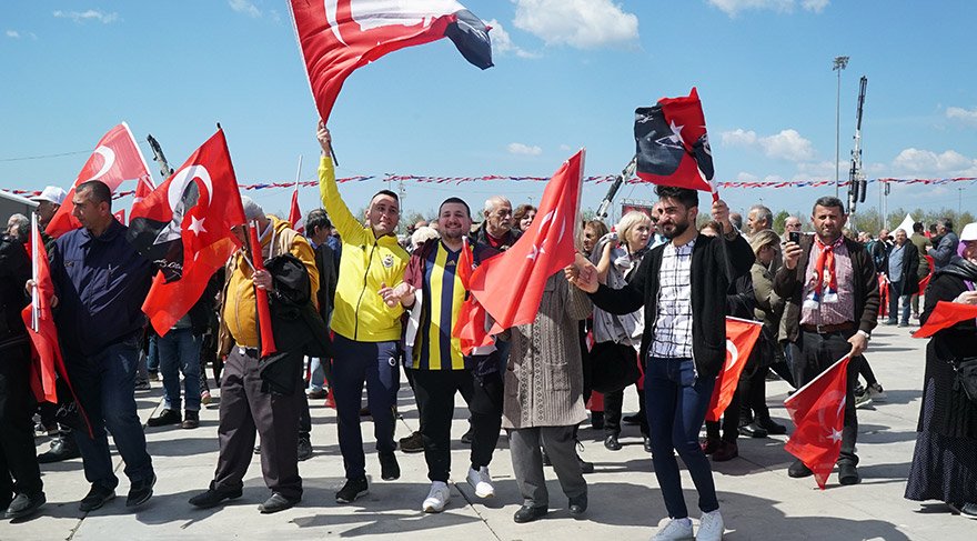 İstanbul Büyükşehir Başkanı Ekrem İmamoğlu'nun davetiyle Maltepe Miting Alanı'na akan yaklaşık 2 milyon vatandaş, "İstanbul'a Yeni Bir Başlangıç Buluşması"nda bir araya geldi.