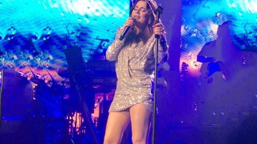 Merve Özbey, mini elbisesi ile sahnede zor anlar yaşadı