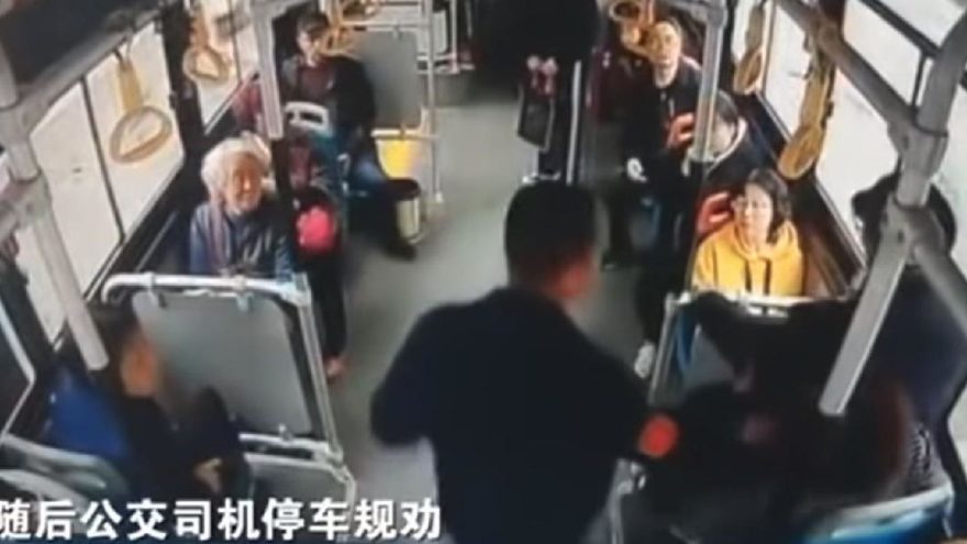 Dünya bunu konuşuyor… Yer vermeyince kucağına oturdu
