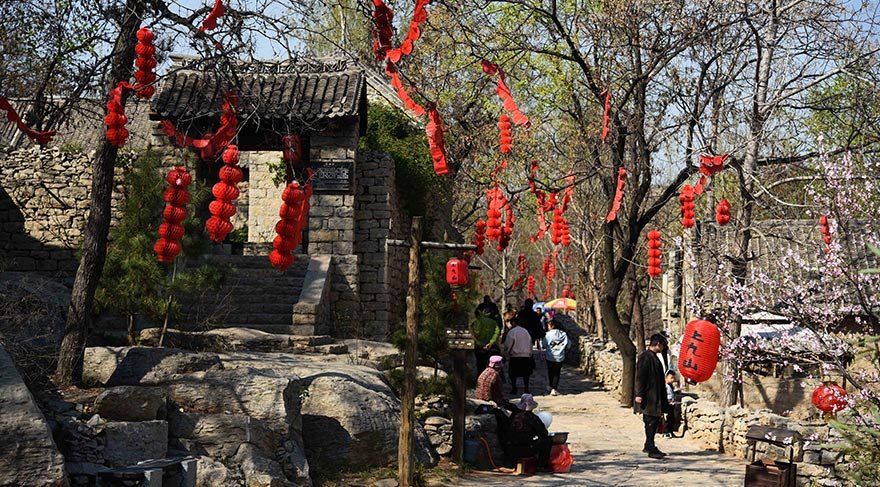 Çin'in Shandong eyaletinde, Zoucheng şehri yakınlarında bulunan köy, bir yamaca inşa edilmiş.