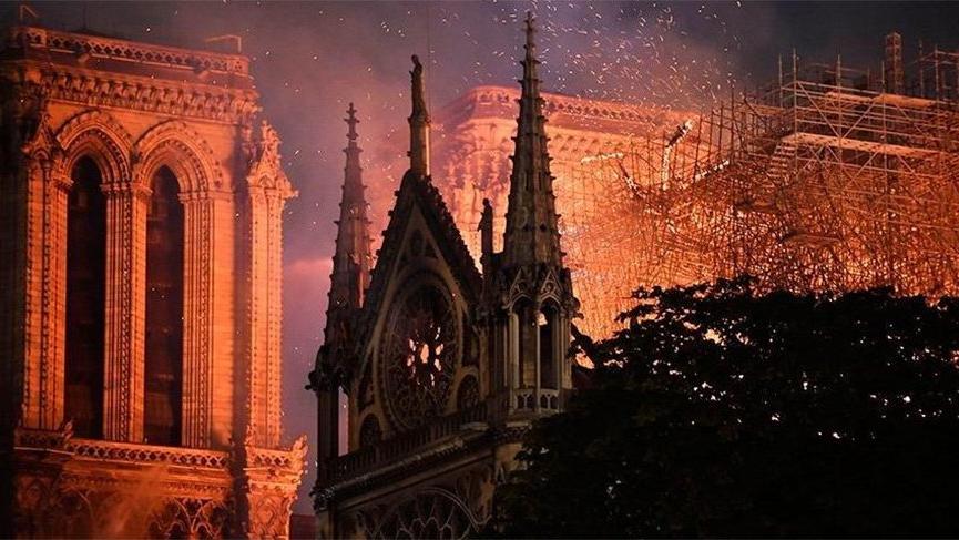 Notre Dame Katedrali’nin yeniden inşası için yasa tasarısı