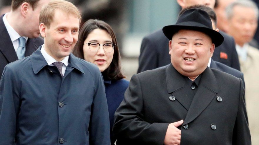 Kim, Rusya’da: Şapkasıyla dikkat çekti, tahta platformdan indi