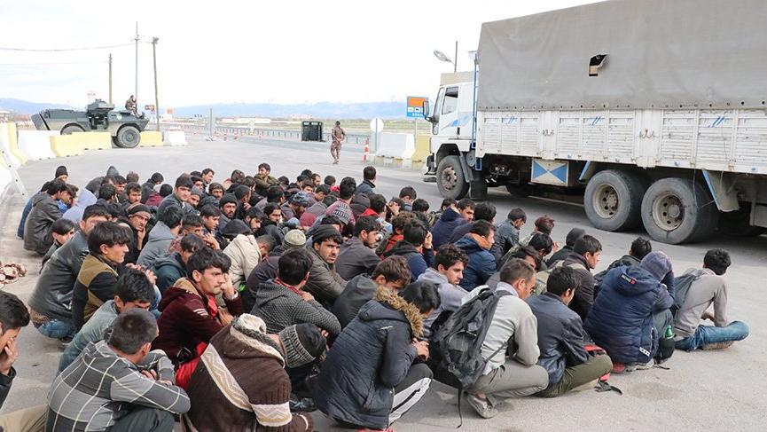 Kamyon kasasında 100 düzensiz göçmen yakalandı