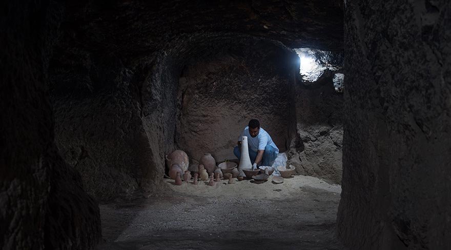 Mısır'da Nil Nehri’nin batısında arkeolojik çalışmalar yapan arkeologlar 3 bin 500 yıllık büyük bir mezar keşfetti.