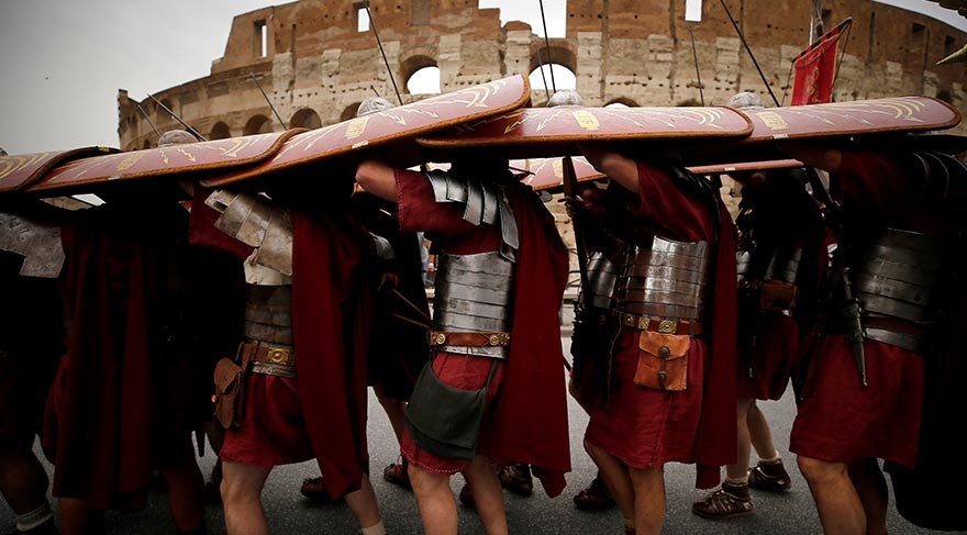 Milattan Önce 753 yılında kurulan Roma, tarihi Roma İmparatorluğu'na başkentlik yaptıktan sonra bugün de İtalya'nın başkenti konumunda.