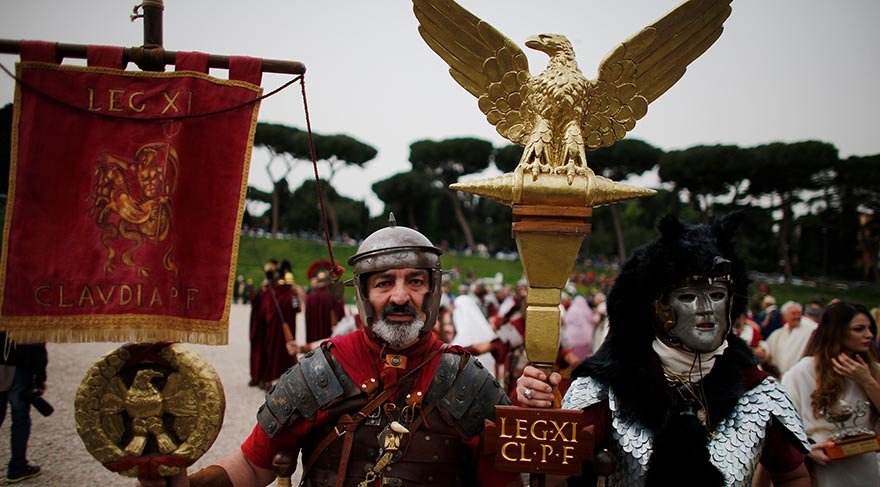 Dünya turizminin de en önde gelen kentlerinden olan Roma'da, imparatorluk döneminden kalma çok sayıda tarihi yapı ve eser bulunuyor.
