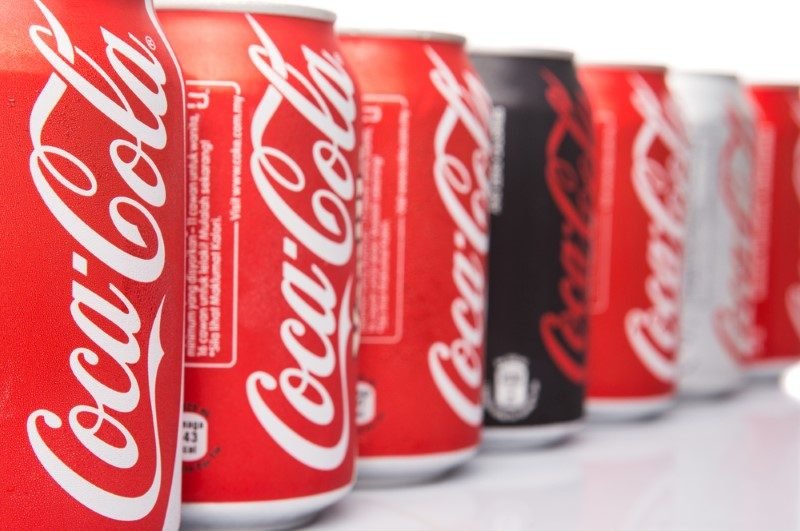 Coca Cola: İçecek firması Coca Cola ismini karışımını tatlandıran ‘Coca’ yaprakları ve ‘Kola’ fıstığından alıyormuş. Kurucusu John S. Pemberton logonun daha iyi gözükmesi için Kola’daki K’yi C’ye çevirmiş.