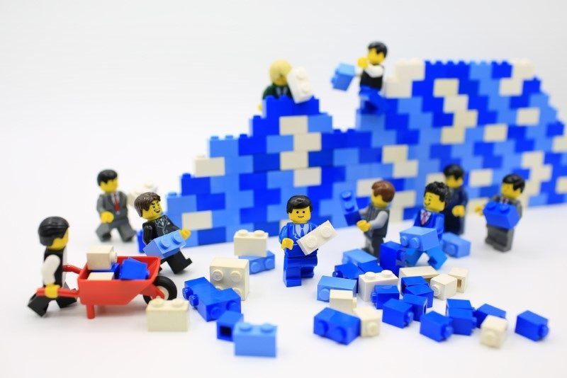 Lego: Oyuncak üreticisi 'Lego'nun ismi Danimarkacada ‘iyi oyna’ anlamına gelen ‘legt godt’ deyişinin birleşiminden geliyormuş. Lego latincede de ‘birleştiriyorum’ anlamına geliyormuş. Ancak şirketin kurucuları bunun tesadüf olduğunu söylüyormuş.