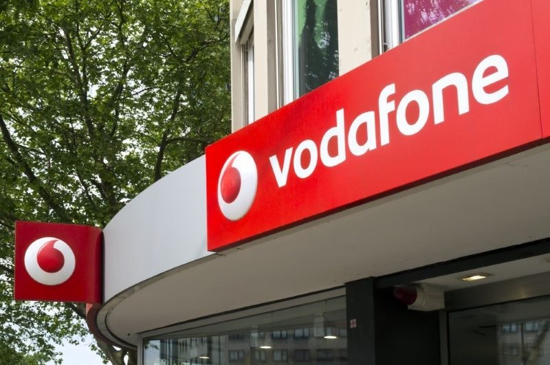 Vodafone: İngiliz asılı cep telefonu ve mobil iletişim şirketi ismini İngilizce ses (voice), veri (data), ve telefon (telephone) kelimelerinden almış.