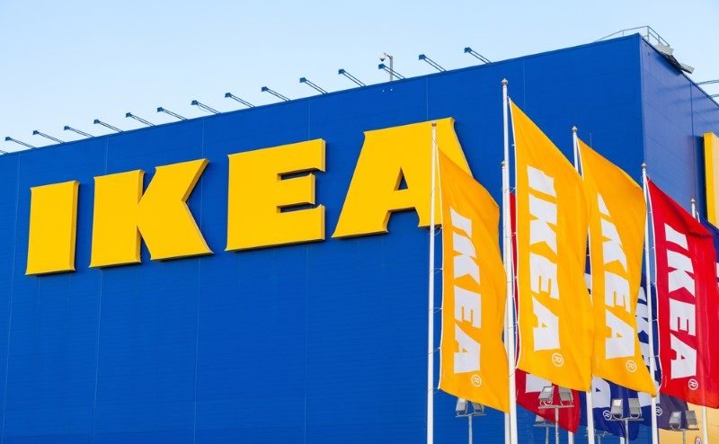 IKEA: 'IKEA' farklı harflerin birleşmesi ile oluşmuş. 'IK' harfleri kurucu Ingvar Kamprad’ın isim ve soyisminden 'EA' ise büyüdüğü köy Elmtaryd Agunnaryd’ın baş harflerinden geliyormuş.