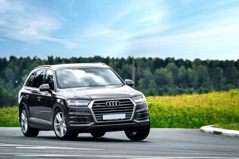 Audi: Almanya'nın en önemli otomobil firmalarından olan Audi'nin kurucusu August Horch’un ismi latincede ‘dinle’ anlamına geliyormuş. Ancak Horch bu ismi başka bir araba şirketine vermiş. Semboldeki 4 daire araba şirtetlerinin birliğini gösteriyormuş: AUDI ve DKW, HORCH ve Wanderer.