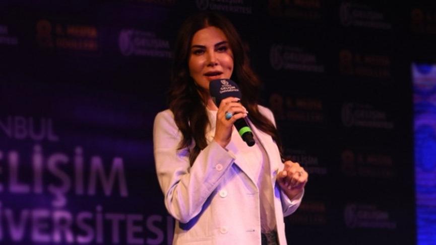 Ebru Yaşar’a gençlerden ödül…