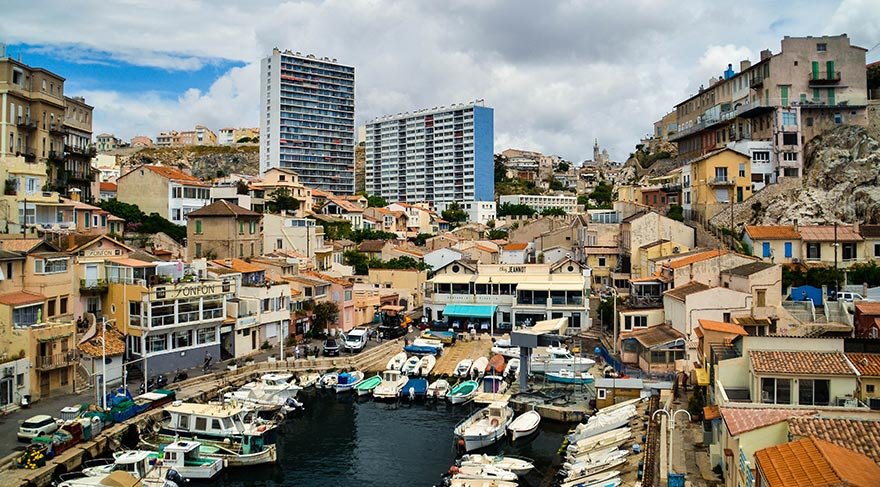 Etkileyici müzeleri, yıl boyu güneşli sahilleri, lezzetli deniz ürünleri, şık lokantaları, misafirperver insanları ve Akdeniz tarihine ayna tutan yapıları ile göz dolduran Marsilya'da yaşam, Vieux Limanı (eski liman), şevresinde.