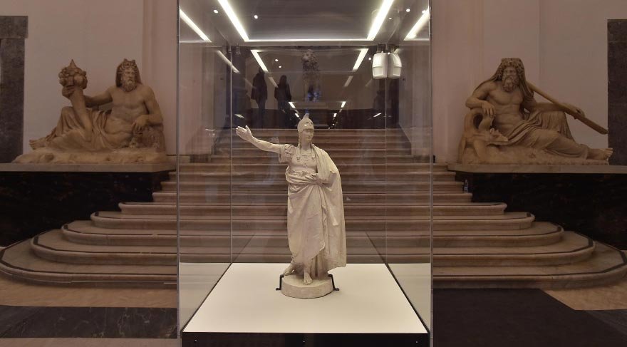 Müze, dünyanın en iyi Yunan ve Roma antikalarına, mozaik ve heykellerine, değerli taşları ile cam ve gümüş sanat eserlerine sahip olmasının yanı sıra Pompeii’deki Roman erotica koleksiyonuna da sahip.