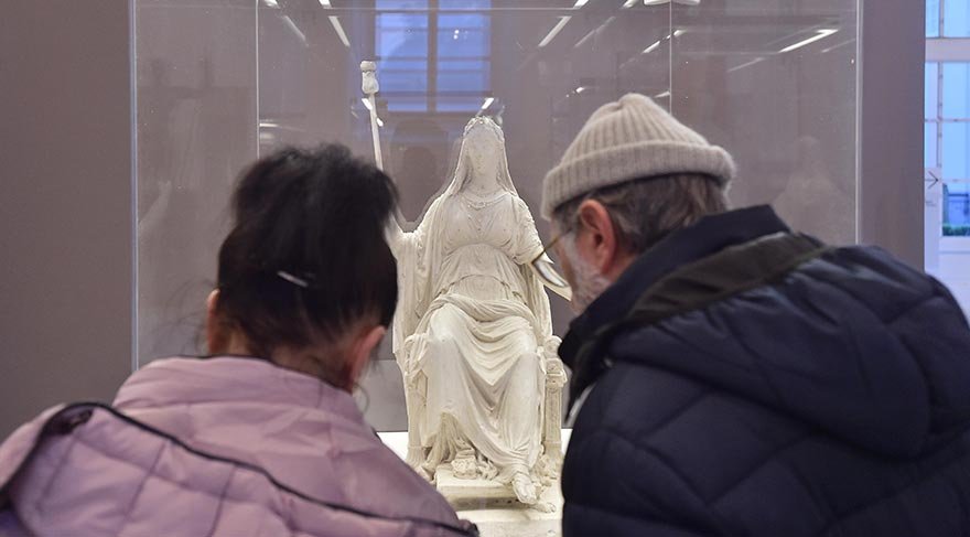 Buradaki eserlerin büyük bir kısmı da yine Pompeii, Herculaneum ve yakınlarındaki kazı alanlarından getirtilmiş.