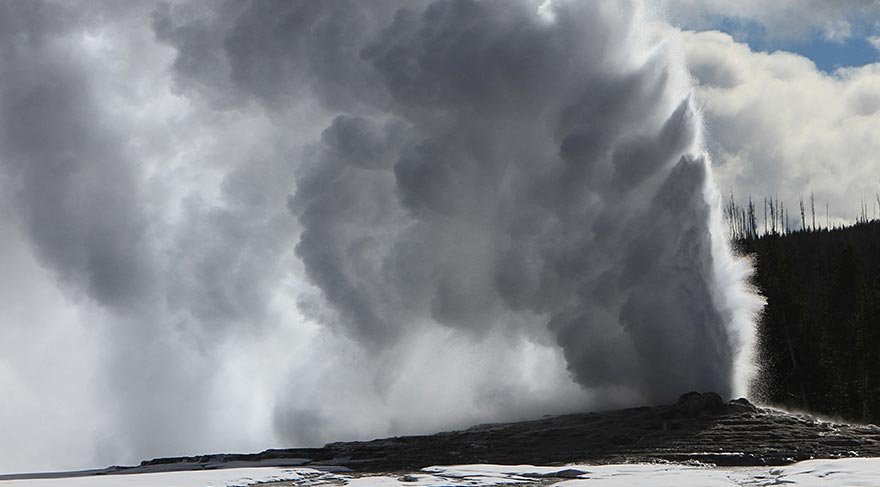 Firehole Nehri'nin doğu tarafında yer alan bu kaynak suyu, yer altından adeta petrol gibi fışkırıyor.