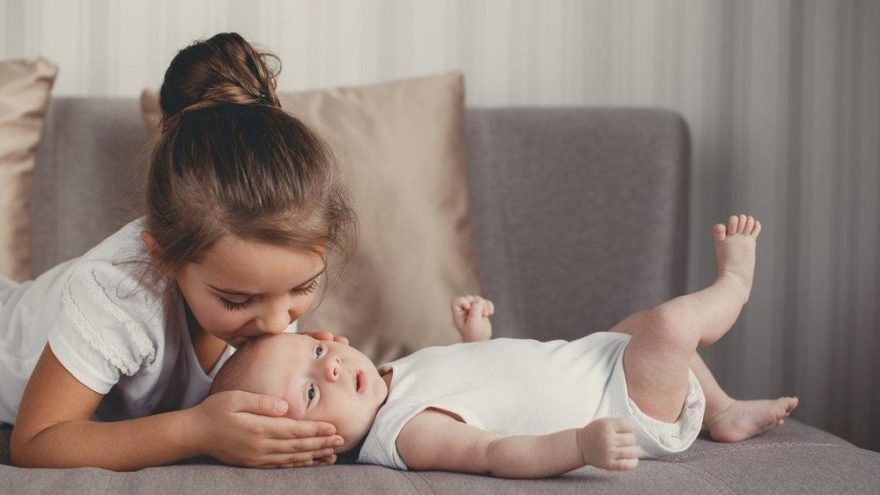 Aile faciası sonrası mucize! 3 yaşındaki abla 2 aylık kardeşini günlerce hayatta tuttu