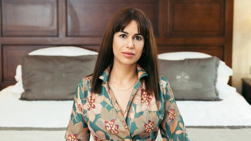 ‘1950’li yılların güzelliğine düşen kapkara bir gece’nin romanını yazdı