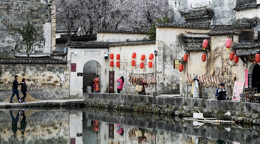 Huangshan Dağı'nın güneybatı yamaçlarında yer alan köyde, Ming ve Çing hanedanlarından kalma yaklaşık 150 konut yer alıyor.