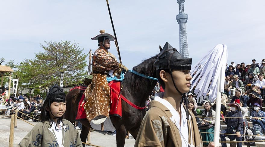 Bu etkinlikte; geleneksel Japon kostümü giyen katılımcılar, dört nala koşan atlarının üzerinden attıkları oklarla hedefleri vurmaya çalışıyor.