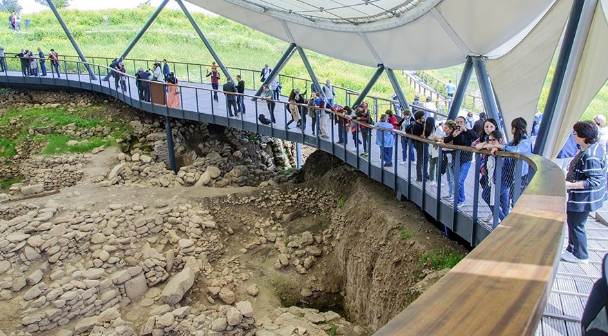 Göbeklitepe, Şanlıurfa il merkezinin yaklaşık olarak 22 km kuzeydoğusundaki Örencik Köyü yakınlarında yer alıyor ve dünyanın bilinen en eski kült yapılar topluluğu olarak kabul ediliyor.
