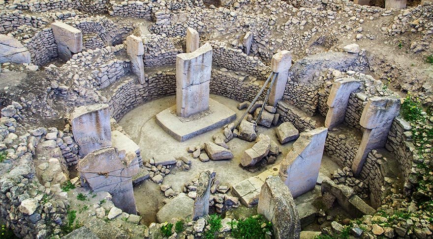 Diğer anlatımla Göbeklitepe, çevredeki oldukça gelişmiş ve derinlik kazanmış bir inanç sistemine sahip olan avcı-toplayıcı gruplar açısından önemli bir kült merkezi.