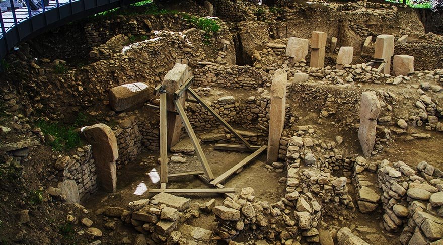 Bununla birlikte Göbeklitepe'deki en eski faaliyetleri tarihlendirme olanağı şimdilik yok, fakat bu anıtsal yapılara bakıldığında Paleolitik Çağ'a kadar uzanan, birkaç binyıl daha eskiye kadar giden bir geçmişi olduğu düşünülmekte.