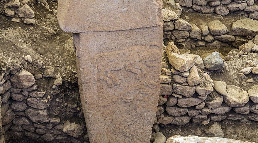 Bu yapıların ortak özelliği, T biçimindeki 10-12 dikilitaş yuvarlak planda dizilmiş, araları taş duvarla örülmüş olması.
