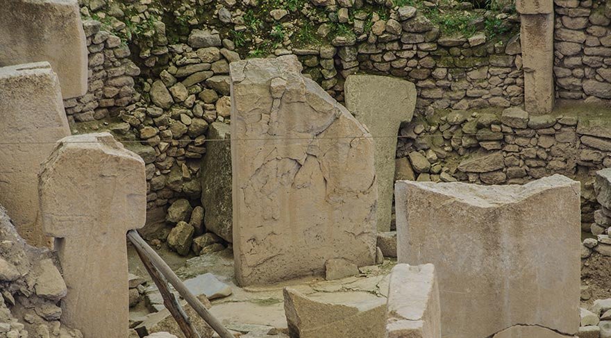 Yapının merkezinde daha yüksek boyda iki dikilitaş karşılıklı olarak yerleştirilmiş.