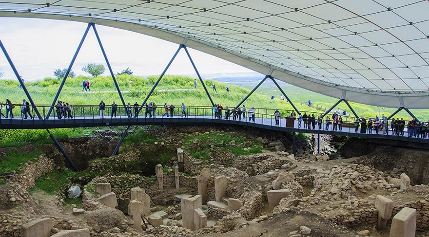 Bu dikilitaşların çoğu üzerinde insan, el ve kol, çeşitli hayvan ve soyut semboller, kabartılarak veya oyularak betimlenmiş.