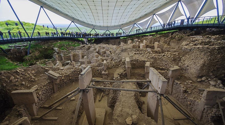 Hayvan motiflerinde boğa, yaban domuzu, tilki, yılan, yaban ördekleri ve akbaba en sık görülen motifler.