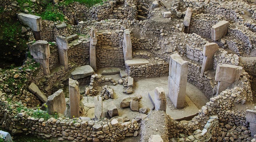 Buradaki kült yapılarının üretime geçiş aşamasına -tarım ve hayvancılığa- yakın olan son avcı grupları tarafından inşa edilmiş olduğu anlaşılıyor.