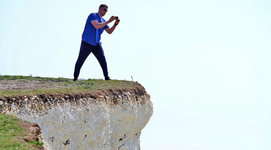 Geçen sene 350 bin turistin ziyaret ettiği bölgede 23 yaşındaki Hyewon Kim isimli Güney Koreli turist, fotoğraf çekerken ölmüştü.