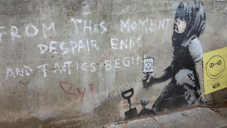Gizemli graffiti sanatçısı Banksy yeni resmini Londra’da bir duvara yaptı