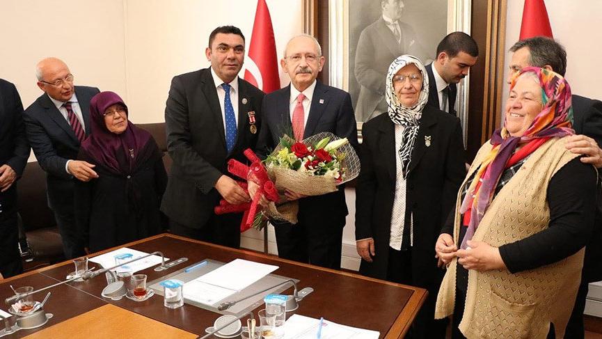 Şehit aileleri Kılıçdaroğlu’nu ziyaret etti