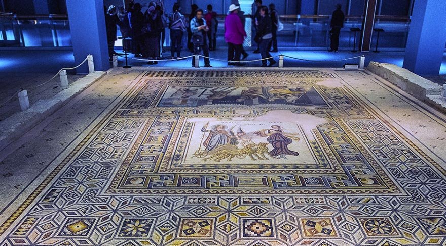 Üç blok olarak inşa edilen Zeugma Mozaik Müzesi, mozaik ve arkeoloji müzeleriyle sergi ve konferans salonu olarak hizmet vermekte.
