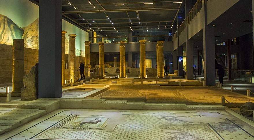 Ancak müzenin en önemli eseri, MS 2. yüzyıl tarihli Maenad ya da daha bilinir adıyla Çingene Kızı Mozaiği.
