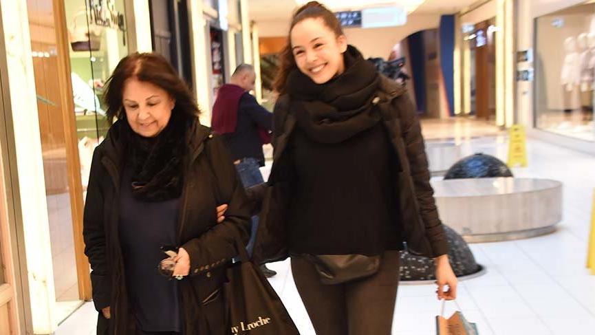 Azra Akın’ın keyfi yerinde