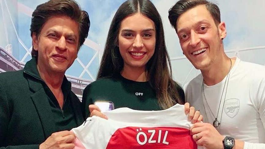 Mesut Özil ve Amine Gülşe ünlü Bollywood yıldızıyla buluştu