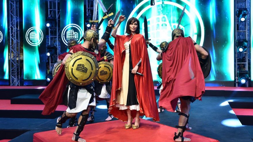 Ayşe Hatun Önal gladyatörlerle sahnede