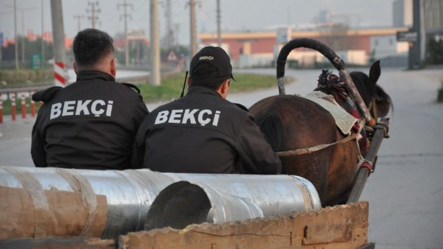 At arabalı hırsızı yakalayan bekçiler karakola böyle gitti