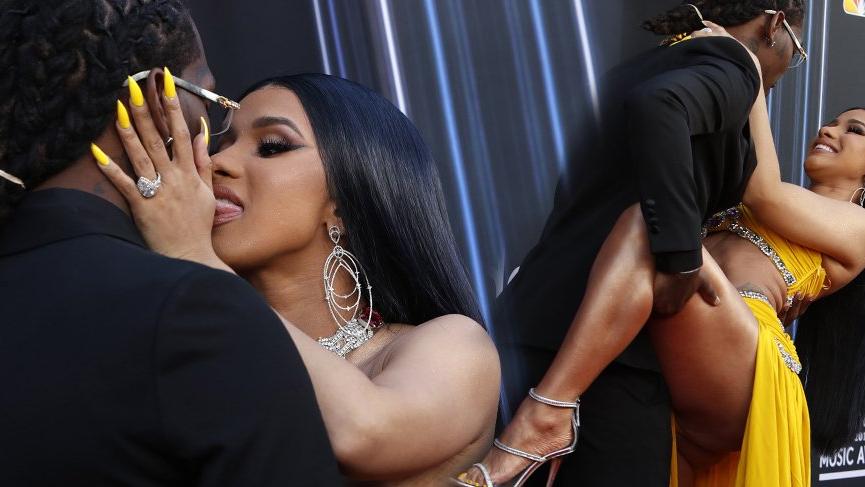 Cardi B’nin kırmızı halı şovu