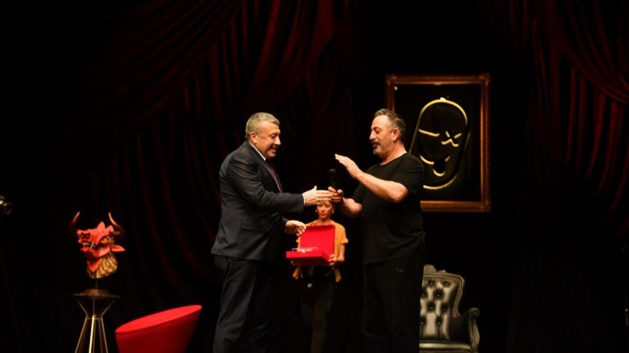 Cem Yılmaz TEYEV için sahnede