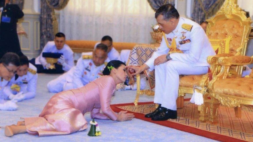 Tayland KralÄ± Maha Vajiralongkorn, kiÅisel gÃ¼venliÄinden sorumlu Orgeneral Suthida Vajiralongkorn Na Ayudhya ile evlendiÄini duyurdu. ile ilgili gÃ¶rsel sonucu