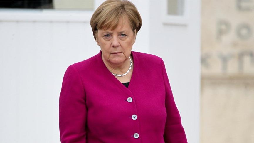 Angela Merkel ilk kez ceket giymedi!
