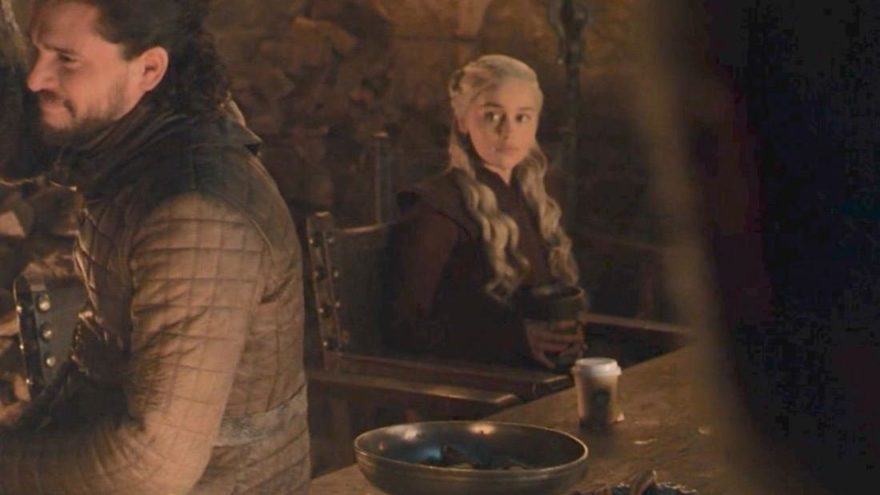 İzleyenler şaşkına döndü: Game of Thrones’ta Starbucks bardağı çıktı